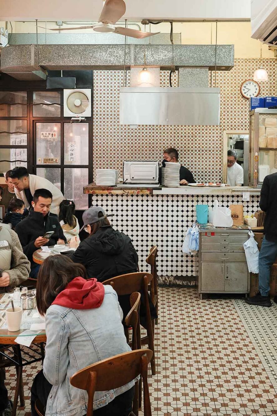 香港的祥兴咖啡店。一家传统的茶餐厅，供应最美味的凤梨包。