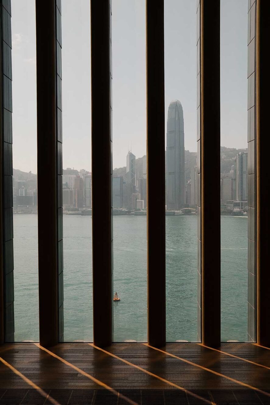 透过香港西九龙M+现代艺术博物馆的窗户看到的景色