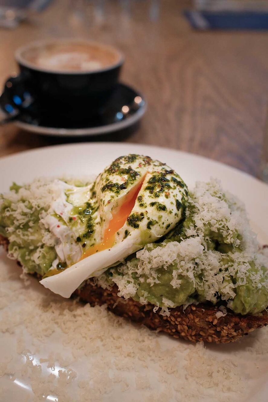 在湾仔的Bakehouse餐厅享用牛油果和水煮蛋早餐