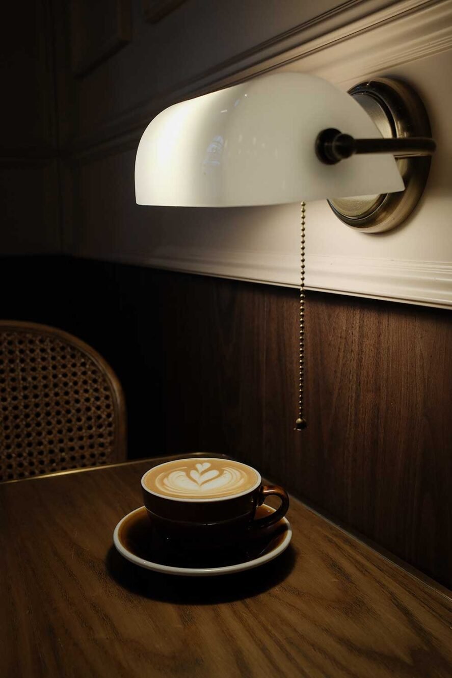 在香港湾仔的 Retro 咖啡馆，您可以品尝到很棒的咖啡。