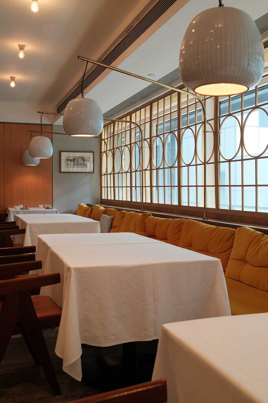 在香港中环米其林星级餐厅都爹利餐厅享用午餐