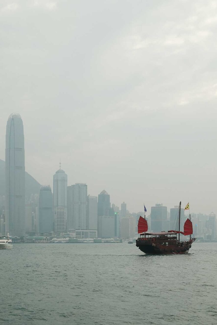 从星光大道眺望香港岛天际线和Acqua Luna游船