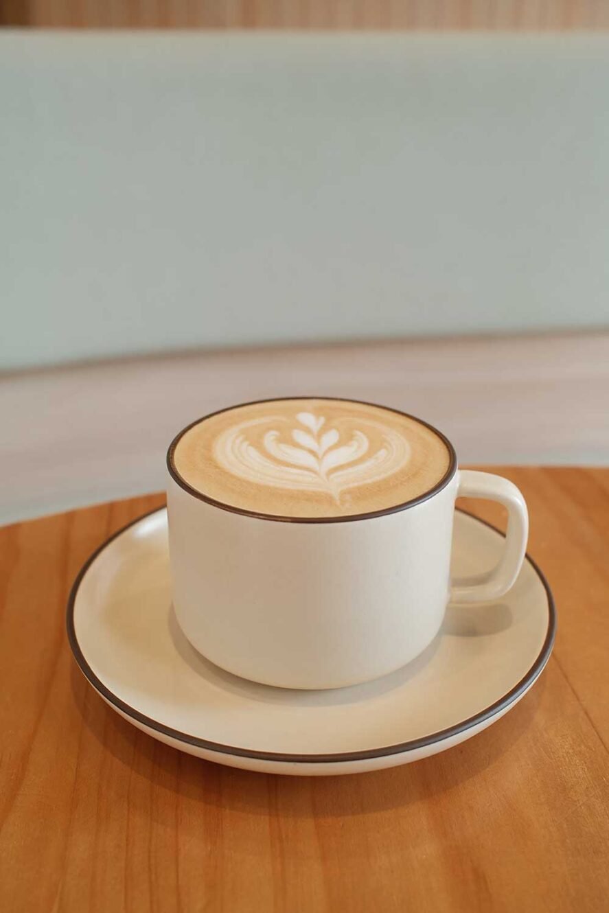 在Roommate咖啡馆（位于九龙九龙城寨公园附近）享用卡布奇诺咖啡