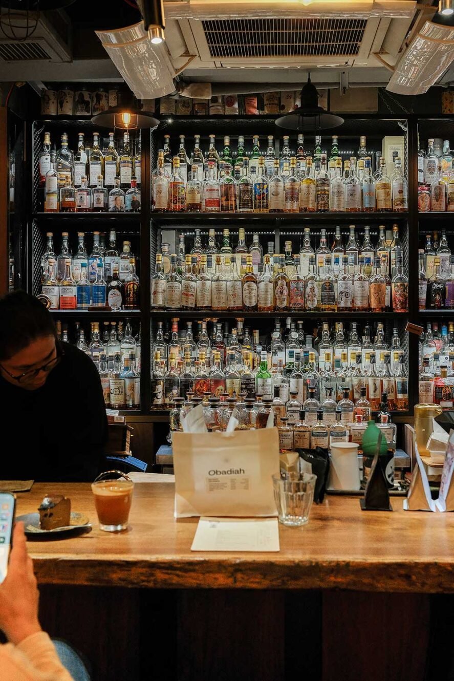 位于香港九龙的 Coffee Analog，白天是咖啡店，晚上是威士忌酒吧。