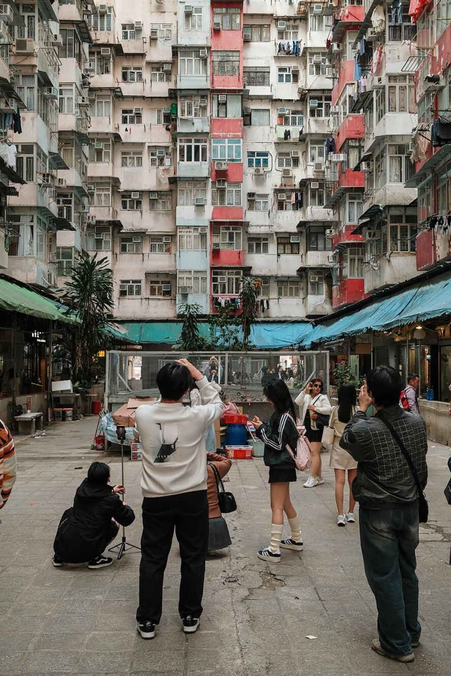 游客在香港拍摄巨型大厦