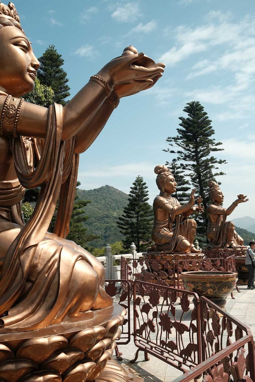 香港大佛周围的雕像