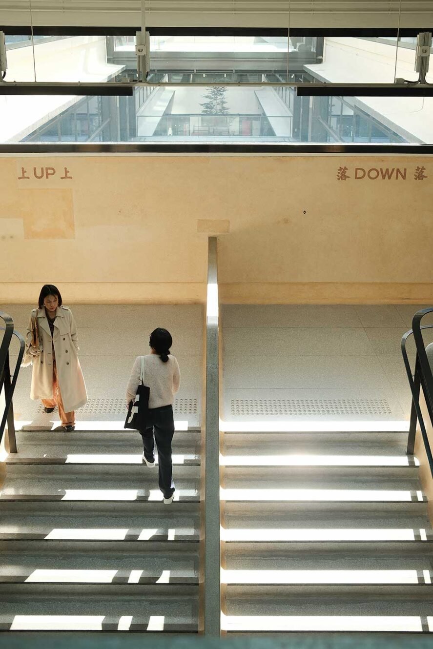 香港中环市场，人们在楼梯上上下下。