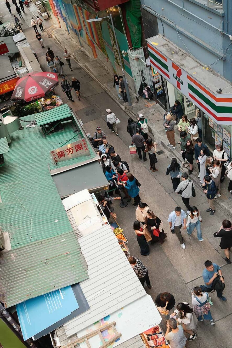 从中央扶梯上看到的香港街头排队购买小吃的人们